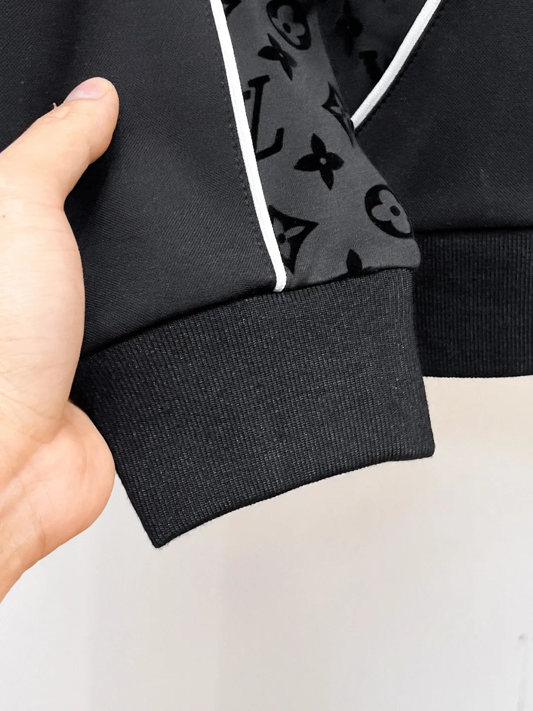 🅿️720 LV 2025 autumn and winter new counter casual suit, breathable, comfortable and casual! Full of high-end feel! The details are exquisite and high-end, and the workmanship is impeccable! The original high-end fabric is very high-end! The fabric is crisp, anti-wrinkle and wear-resistant, warm, neat and stylish. Everyone must buy a set this autumn and winter. They must look cool and handsome when wearing it. We specially recommend the size M-3XLC30